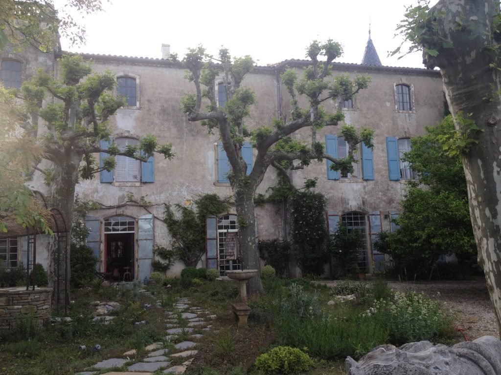 Mas ancien et platanes taillés en rideau, en sud Ardèche